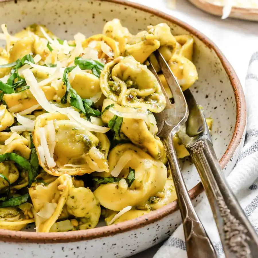 Save This 20‑Minute Cheesy Pesto Tortellini: Quick & Creamy Delight Recipe