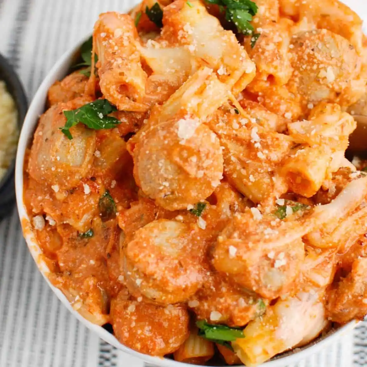 Caprese Pasta: Fresh Tomato & Mozzarella Delight